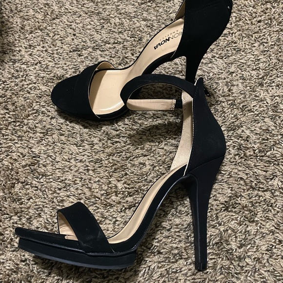 Black heels - Picture 1 of 4